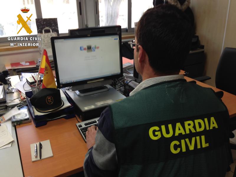 Agente de Guardia Civil delante de un ordenador