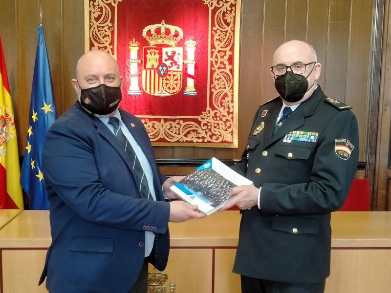 El jefe superior de policía entrega el libro al delegado del gobierno