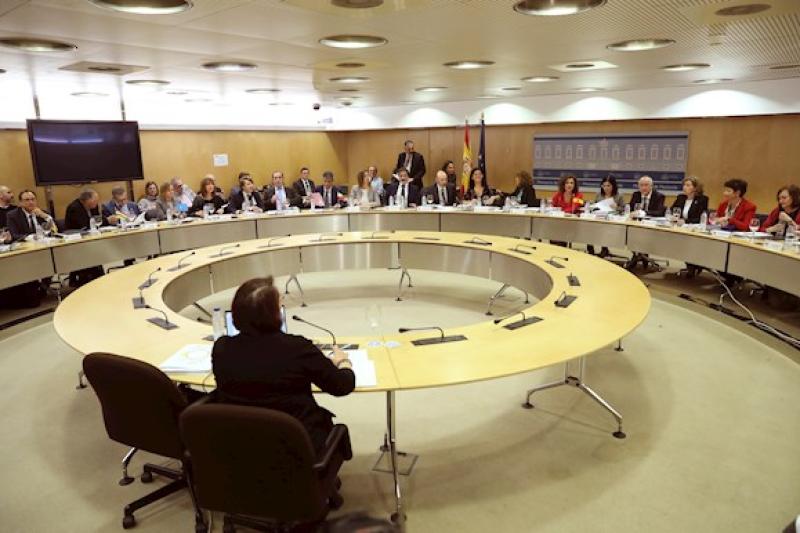 Foto de una reunión antigua del consejo de política fiscal
