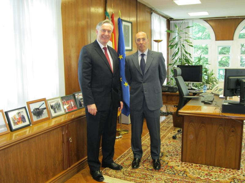 Carlos Urquijo recibe al embajador de Irlanda en España