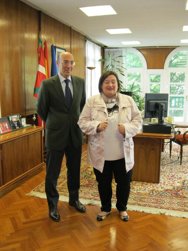Carlos Urquijo recibe a la cónsul de Uruguay