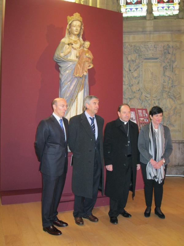 Carlos Urquijo asiste a la presentación de la imagen restaurada de la Virgen Blanca, patrona de Vitoria-Gasteiz