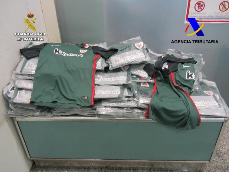 La Guardia Civil y la Agencia Tributaria se incautan en el Aeropuerto de Bilbao de 241 camisetas falsificadas del Athletic Club