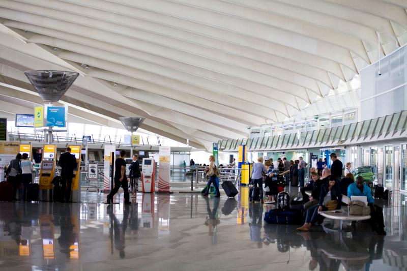 Javier De Andrés destaca el “importante crecimiento” de los tres aeropuertos vascos en pasajeros y carga durante el primer semestre de 2017