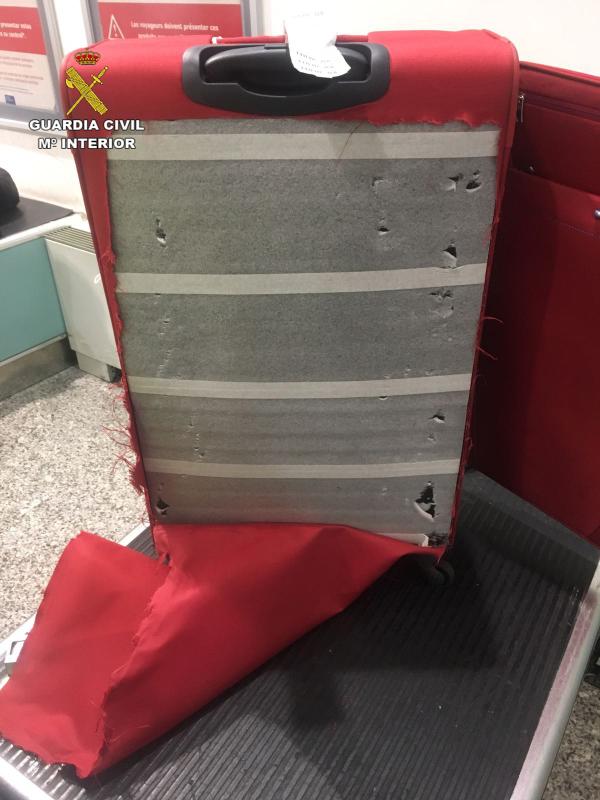 La Guardia Civil detiene a una mujer brasileña en el Aeropuerto de Bilbao con 4,34 kg de cocaína