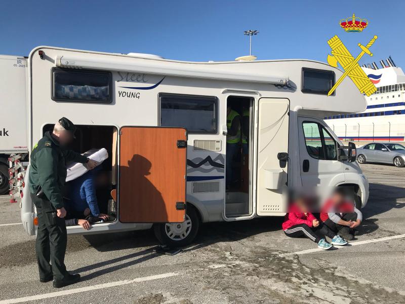 La Guardia Civil detiene en el Puerto de Bilbao a dos personas que intentaban introducir  en Reino Unido a cuatro albaneses ocultos en una autocaravana