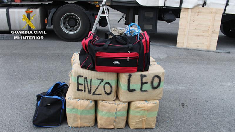 La Guardia Civil se incauta en el peaje de Areta-Llodio de 658 kilogramos de hachís ocultos en el remolque de un camión

