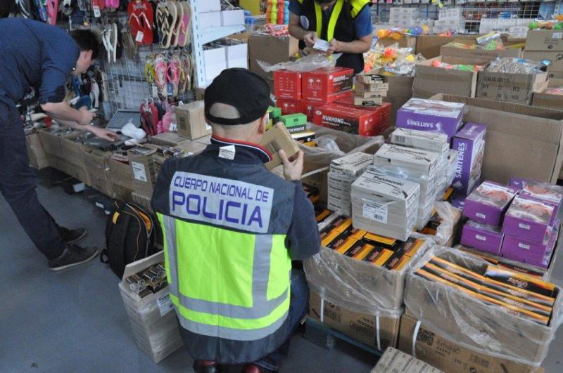 La Policía Nacional interviene más de 23.000 pilas falsas en una operación contra la propiedad industrial en Basauri (Bizkaia)