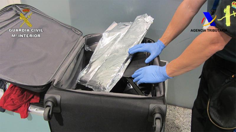 La Guardia Civil, junto a la Agencia Tributaria, detiene a una persona en el Aeropuerto de Bilbao con 4,2 kg de cocaína