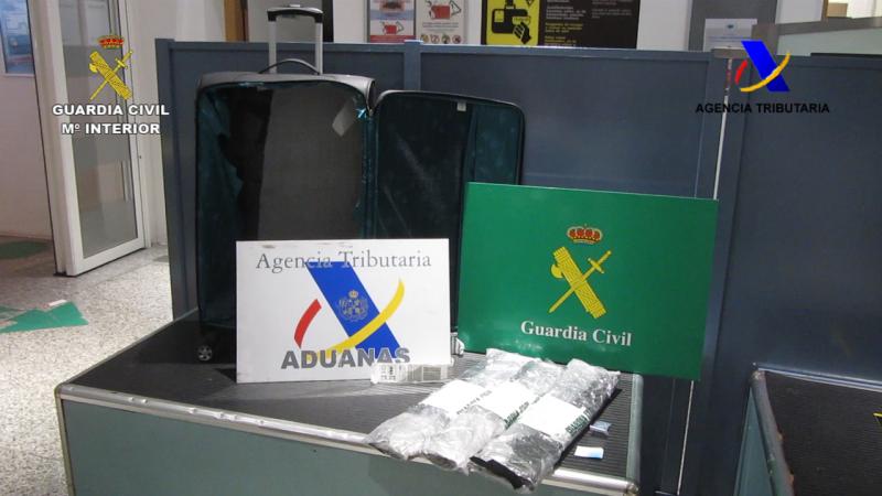 La Guardia Civil y la Agencia Tributaria detienen en el Aeropuerto de Bilbao a un pasajero que pretendía introducir 5 Kg. de cocaína desde Brasil
