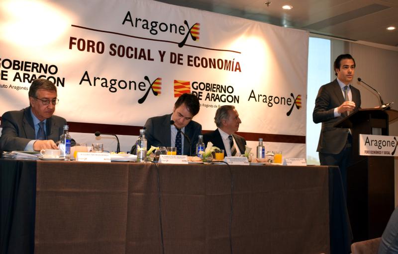 Bermúdez de Castro presenta al presidente del ICO, Pablo Zalba, en el foro Aragaonex