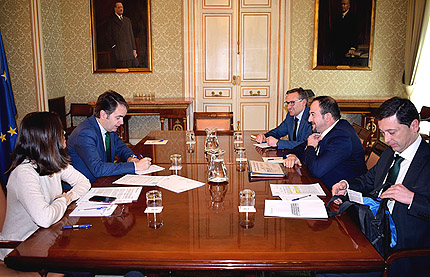 Foto del encuentro de Bermúdez de Castro con el presidente y vicepresidente de la Diputación de Teruel