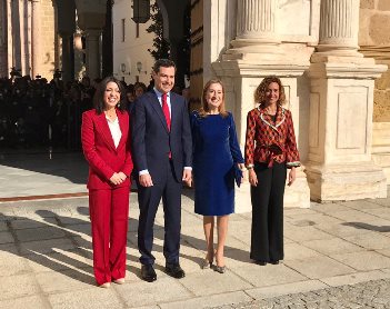 Meritxell Batet participa en la toma de posesión del presidente de la Junta de Andalucía