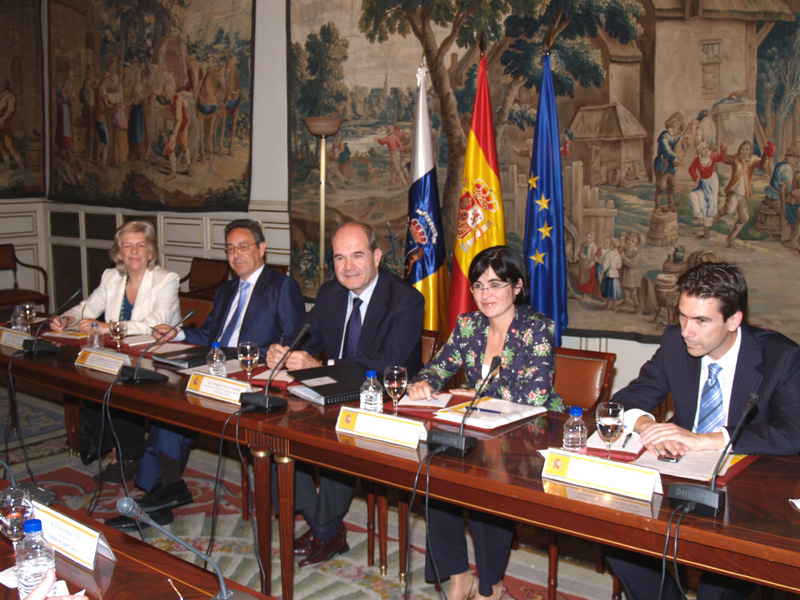 Manuel Chaves se reúne con los presidentes de los cabildos insulares de Canarias