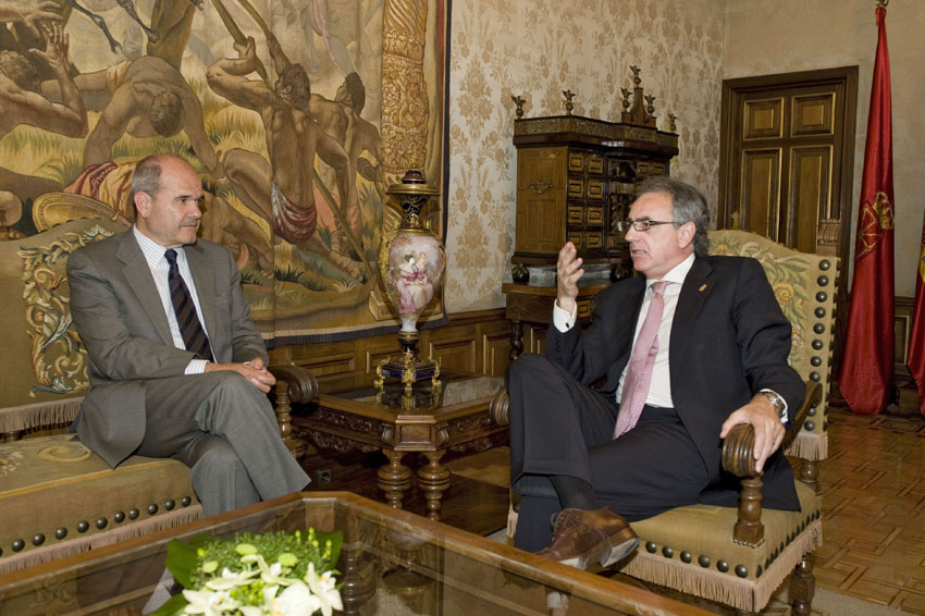 Manuel Chaves se reúne con el presidente de la Comunidad Foral de Navarra