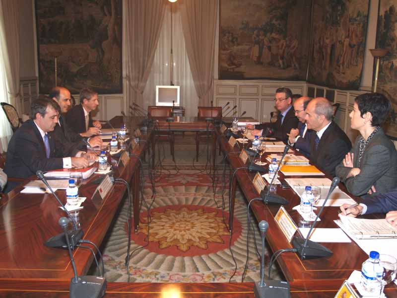 Manuel Chaves preside la constitución de la Comisión negociadora de la reforma del Amejoramiento del Régimen Foral de Navarra