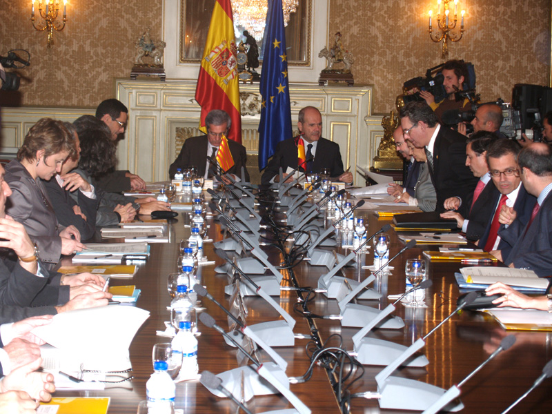 El Gobierno y la Generalitat acuerdan el traspaso del servicio ferroviario de Cercanías a Cataluña