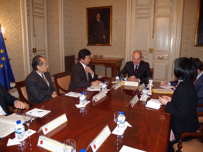 Manuel Chaves recibe al secretario de Estado de Asuntos Interiores y Comunicaciones de Japón