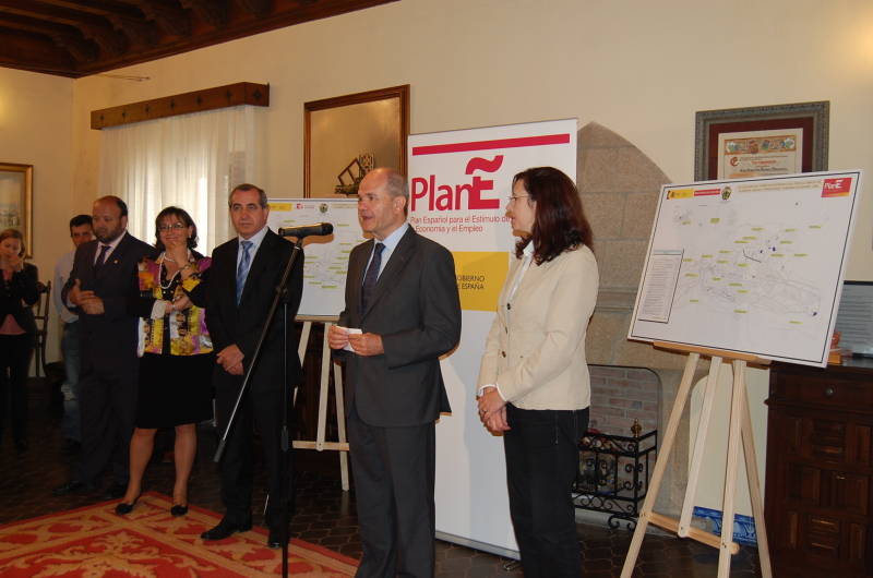Chaves presenta el balance de los fondos locales en Plasencia (Cáceres)