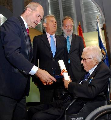 Manuel Chaves entrega la Medalla de Oro al Mérito en el Trabajo a Manuel Domínguez Martínez