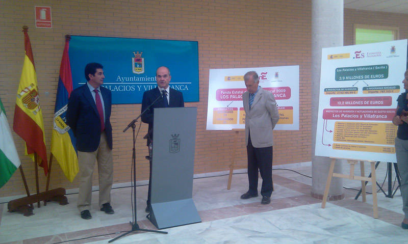 El vicepresidente tercero del Gobierno conoce en Los Palacios y Villafranca (Sevilla) los proyectos de los Fondos Estatales de Inversión