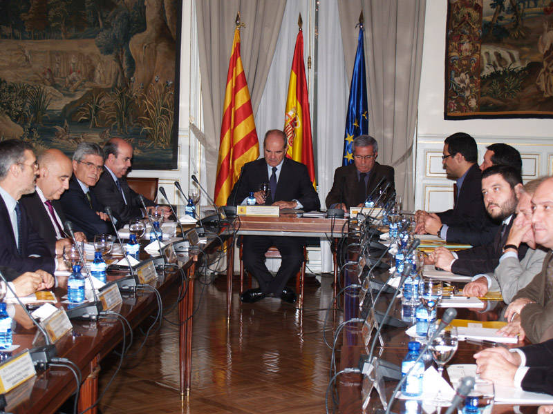 El Gobierno y la Generalitat acuerdan el traspaso de los servicios de trenes regionales a Cataluña