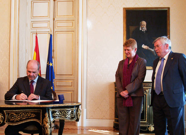 El Gobierno y la FEMP firman un convenio de colaboración para la reducción de las cargas administrativas en el ámbito local