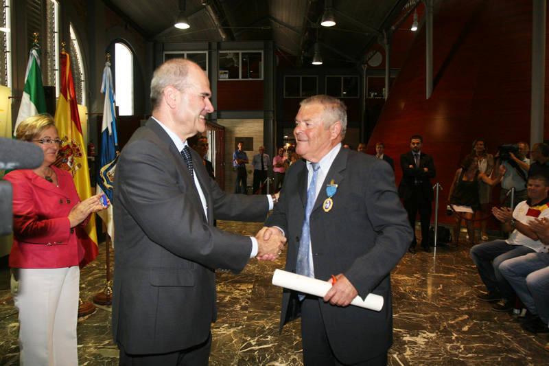 Manuel Chaves entrega la Medalla al Mérito en el Trabajo al empresario onubense Patrocinio Mora