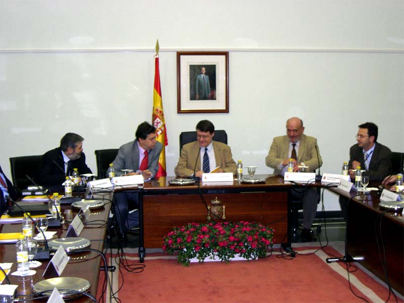 El ministro de Administraciones Públicas, Jordi Sevilla, ha recibido en su despacho al secretario general del PSE-EE, Patxi López