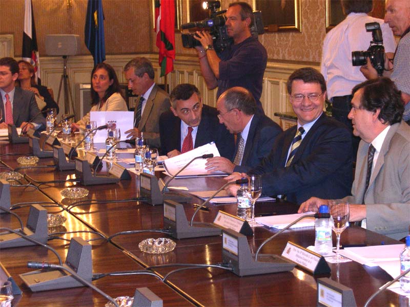  	El ministro de Administraciones Públicas, Jordi Sevilla, se ha reunido con representantes de CC.AA. para informarles de los gastos de personal previstos en los Presupuestos Generales del Estado 2005