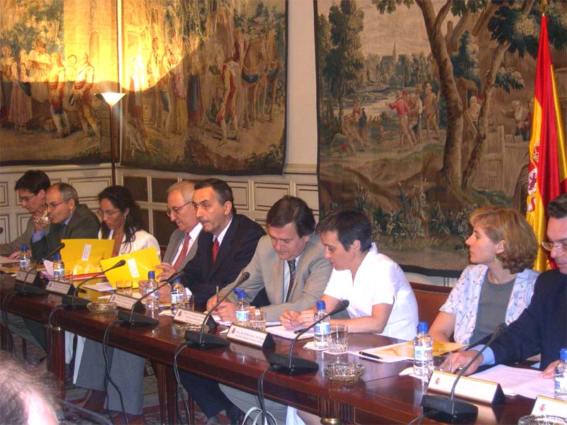 El secretario general para la Administración Pública, Francisco Javier Velázquez, informa a los sindicatos de la Función Pública de la subida salarial para los empleados públicos prevista por el Gobierno para 2005