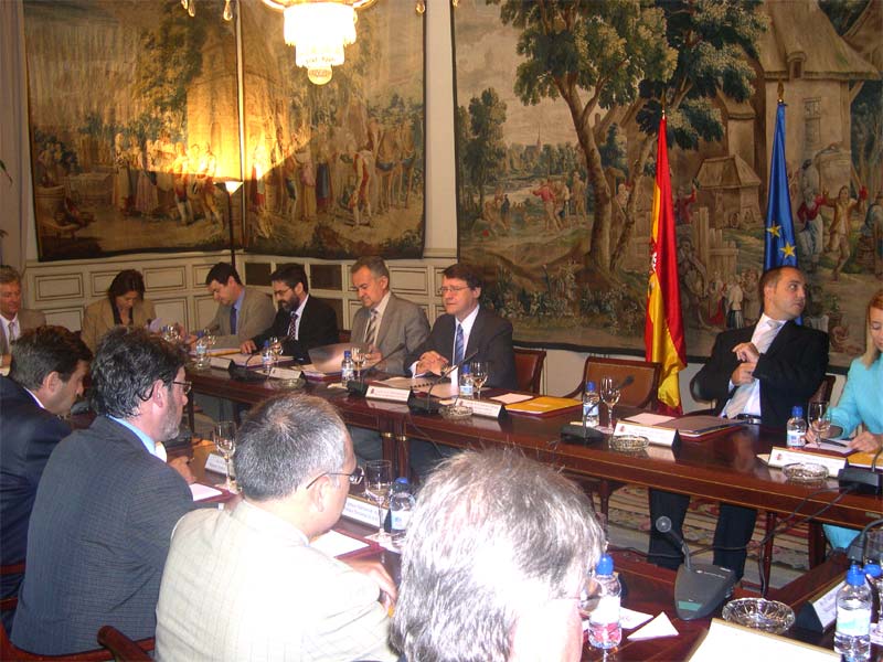 El ministro de Administraciones Públicas, Jordi Sevilla, ha presidido la primera reunión de la Comisión que elaborará el Libro Blanco sobre la Reforma del Gobierno Local