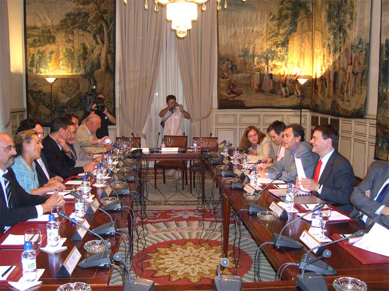 El ministro de Administraciones Públicas, Jordi Sevilla, firma con los sindicatos UGT, CC.OO. y CSI-CSIF el primer acuerdo social en las Administraciones Públicas