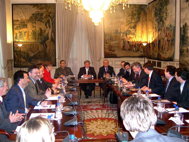 El ministro de Administraciones Públicas, Jordi Sevilla, recibe a los alcaldes de la Tabla del Sénia