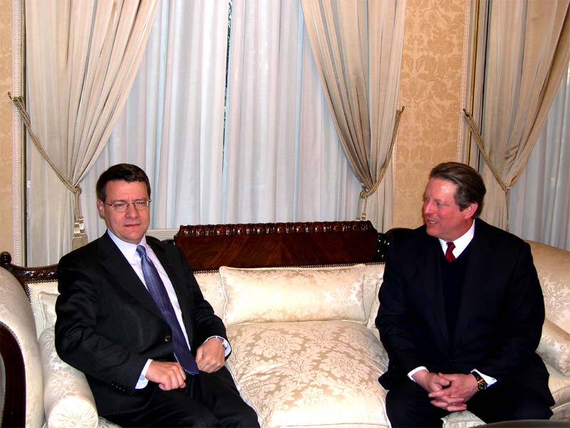 El ministro de Administraciones Públicas, Jordi Sevilla, recibe al ex vicepresidente de Estados Unidos y ex candidato demócrata a la Presidencia, Al Gore