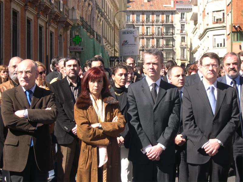 El ministro de Administraciones, Jordi Sevilla, ha presidido la concentración silenciosa conjunta de los Ministerios de Administraciones Públicas e Interior, en recuerdo de las víctimas del 11-M