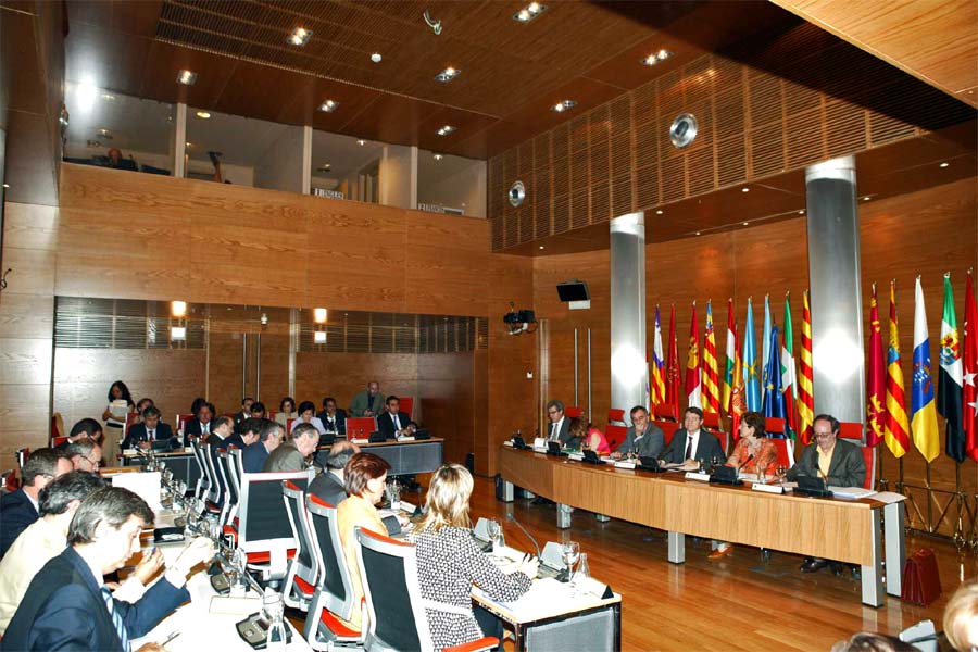 El ministro de Administraciones Públicas, Jordi Sevilla, ha presidido en el Senado la reunión de la Comisión para Asuntos relacionados con las Comunidades Europeas (CARCE)