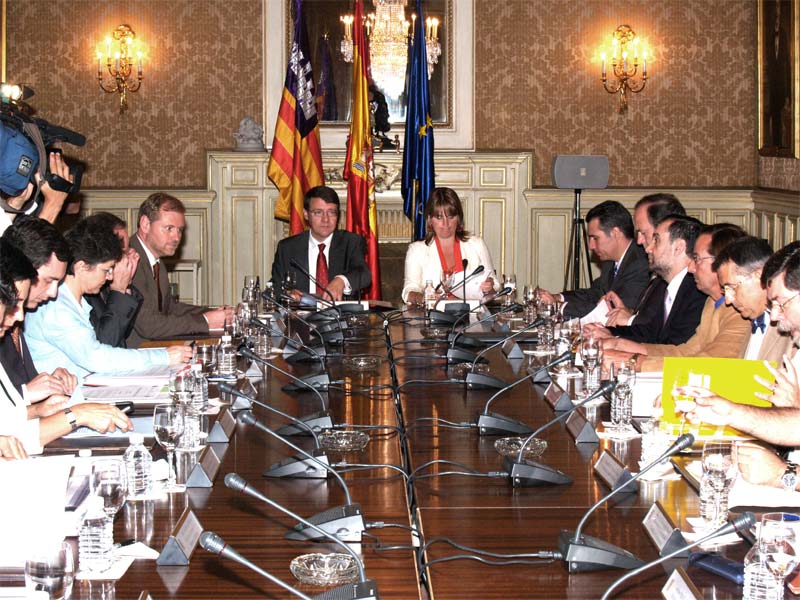 El ministro de Administraciones Públicas, Jordi Sevilla, ha presidido la reunión de la Comisión Mixta de Transferencias Administración del Estado-Comunidad Autónoma de las Islas Baleares