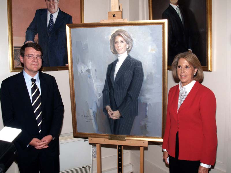 Jordi Sevilla preside el acto de instalación del retrato de la anterior ministra, Julia García-Valdecasas