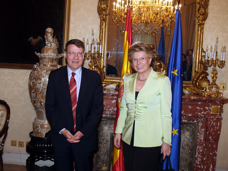 Jordi Sevilla recibe a la comisaria europea Viviane Reding