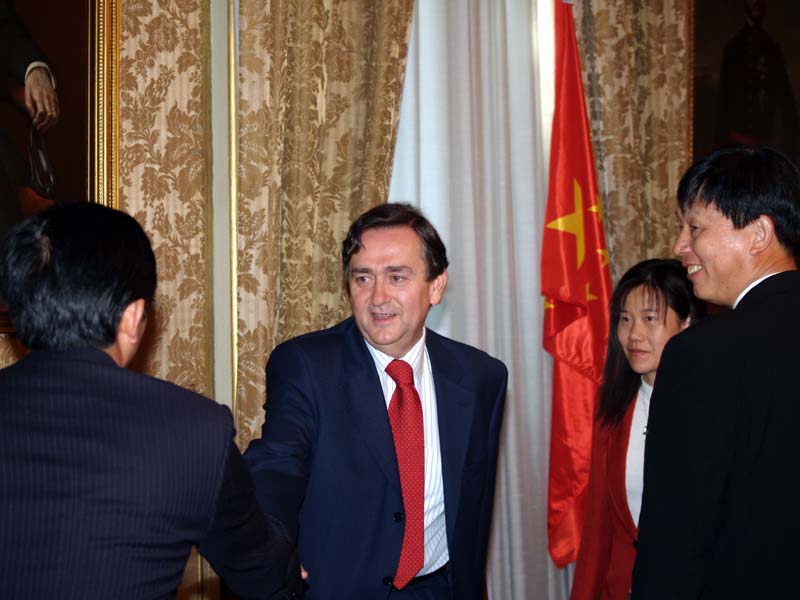 Velázquez recibe a una delegación china que se ha intereasado por la descentralización administrativa y el modelo de Función Pública en España