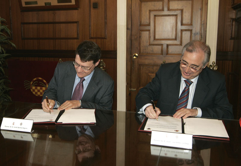 Jordi Sevilla firma con Juan José Imbroda el acuerdo para aumentar el autogobierno y la financiación de Melilla