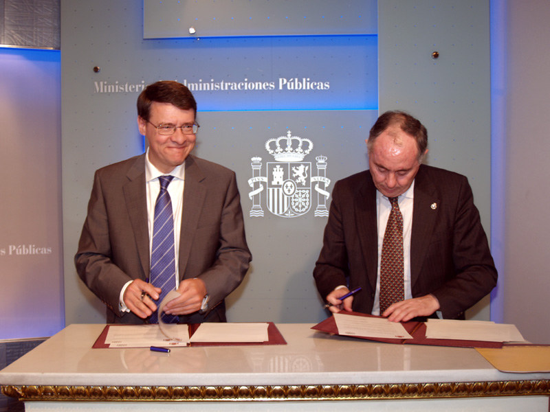 Jordi Sevilla y Heliodoro Gallego firman el Convenio Gobierno-FEMP para 2007