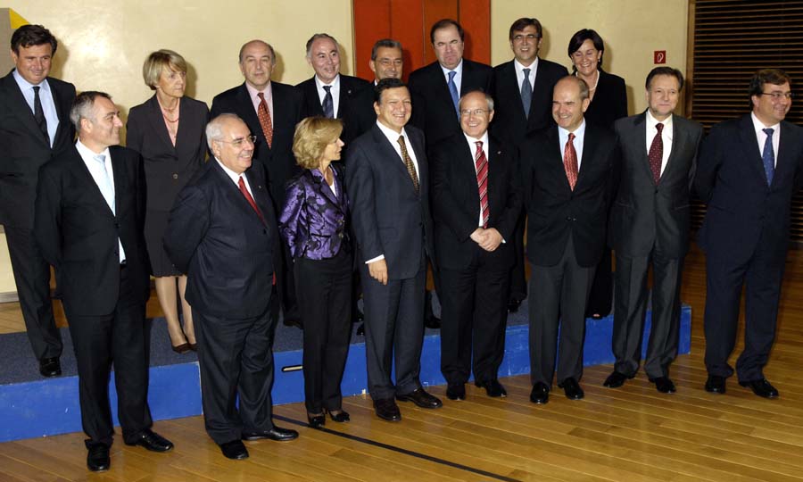 Elena Salgado asiste en Bruselas a un encuentro con la Comisión Europea y presidentes autonómicos españoles