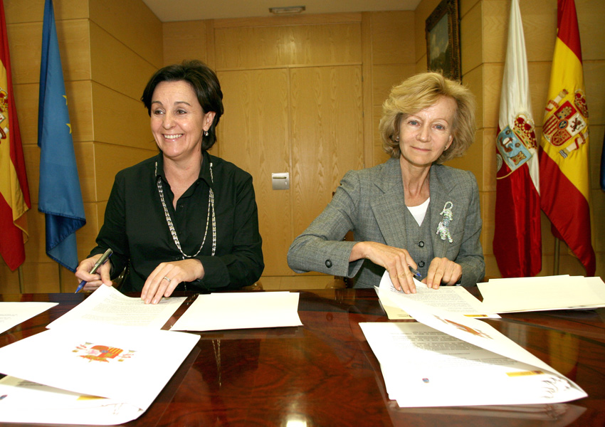 Elena Salgado y Dolores Gorostiaga firman un convenio para impulsar la administración electrónica en Cantabria