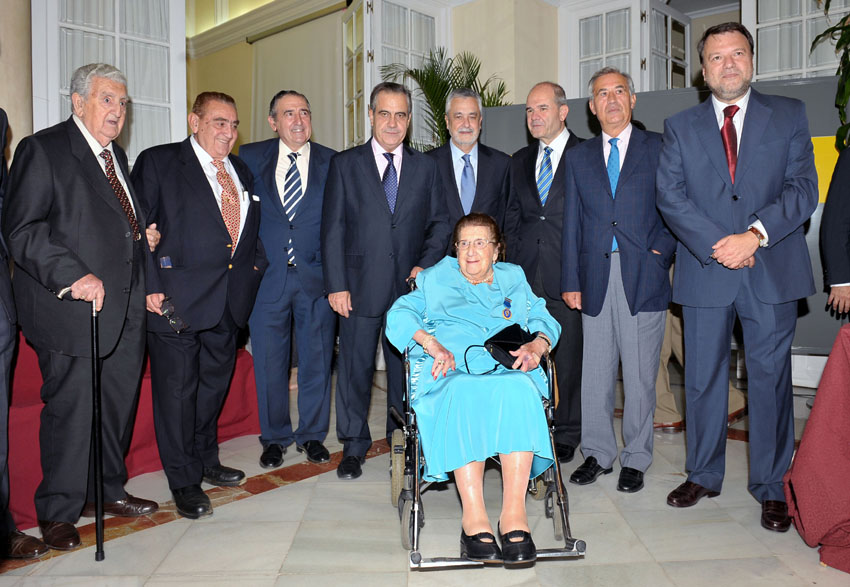 Manuel Chaves ha asistido a la entrega de la Medalla de Oro al Mérito en el trabajo a Pilar García Alonso