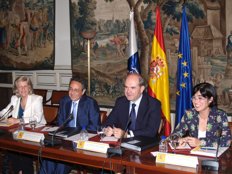 Manuel Chaves se reúne con los presidentes de los cabildos de Canarias