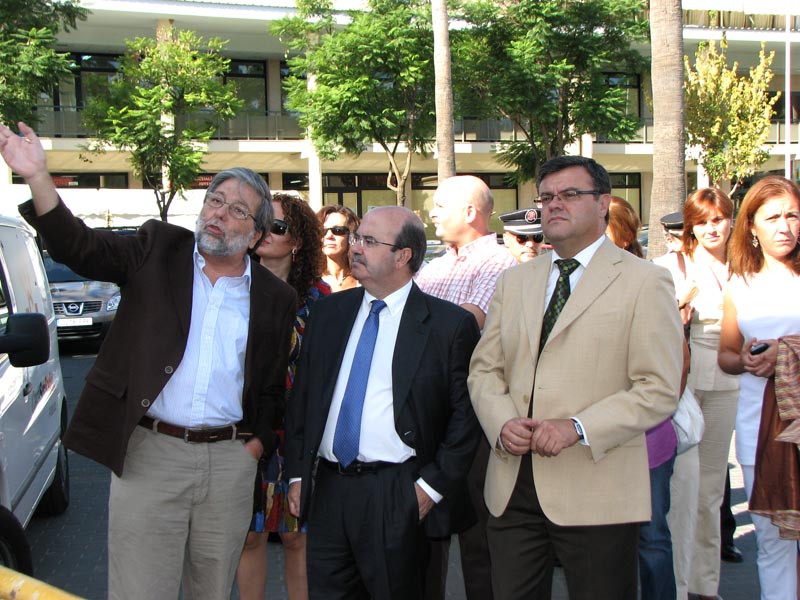 Zarrías visita obras del Fondo Estatal de Inversión Local en Dos Hermanas (Sevilla)
