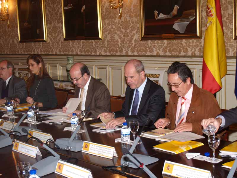 Manuel Chaves preside el acto de constitución del grupo de trabajo que realizará el seguimiento del Plan Canarias