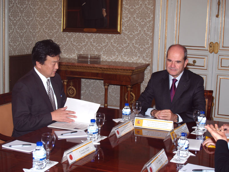 Manuel Chaves recibe al secretario de Estado de Asuntos Interiores y Comunicaciones de Japón, Shu Watanabe
